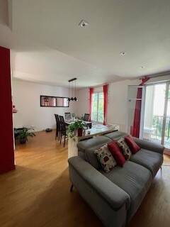 T4bis apartment for rent, 95 sqm in Rueil-Malmaison along the Seine River.