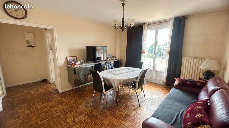 T2 441 sqm with south balcony in Epinay sur Seine near shops