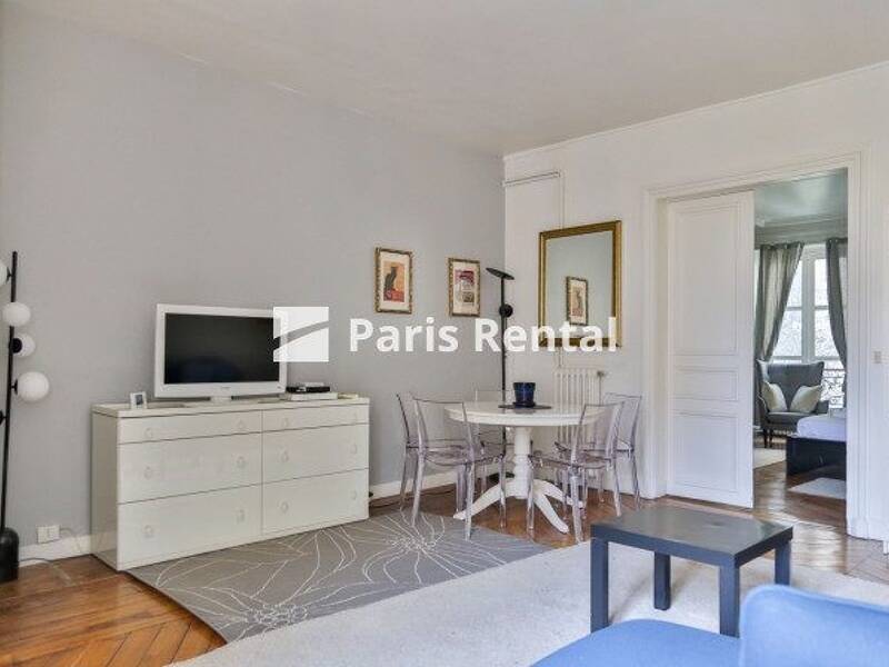Location of an 80 sqm apartment in PARIS 8.