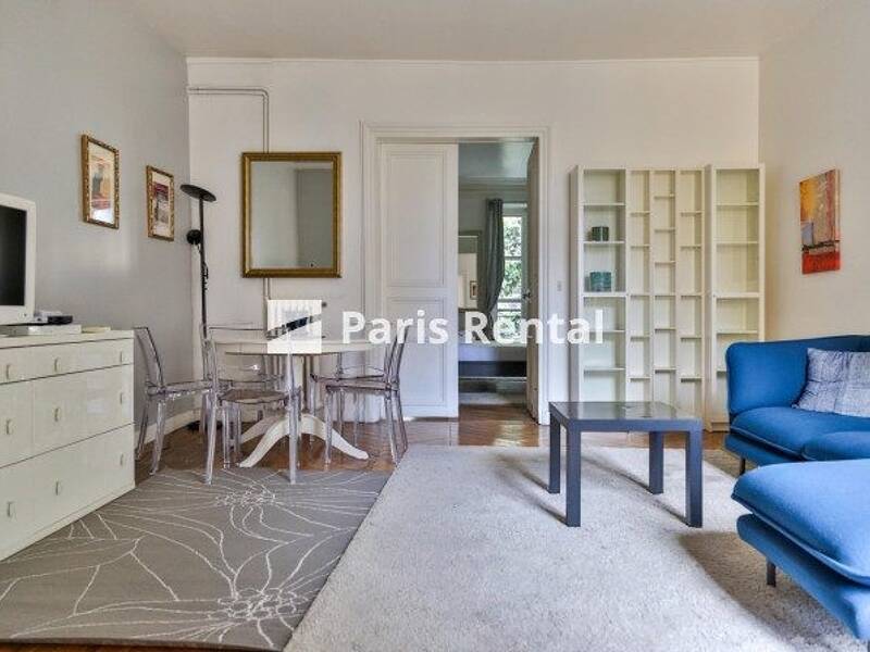 Location of an 80 sqm apartment in PARIS 8.