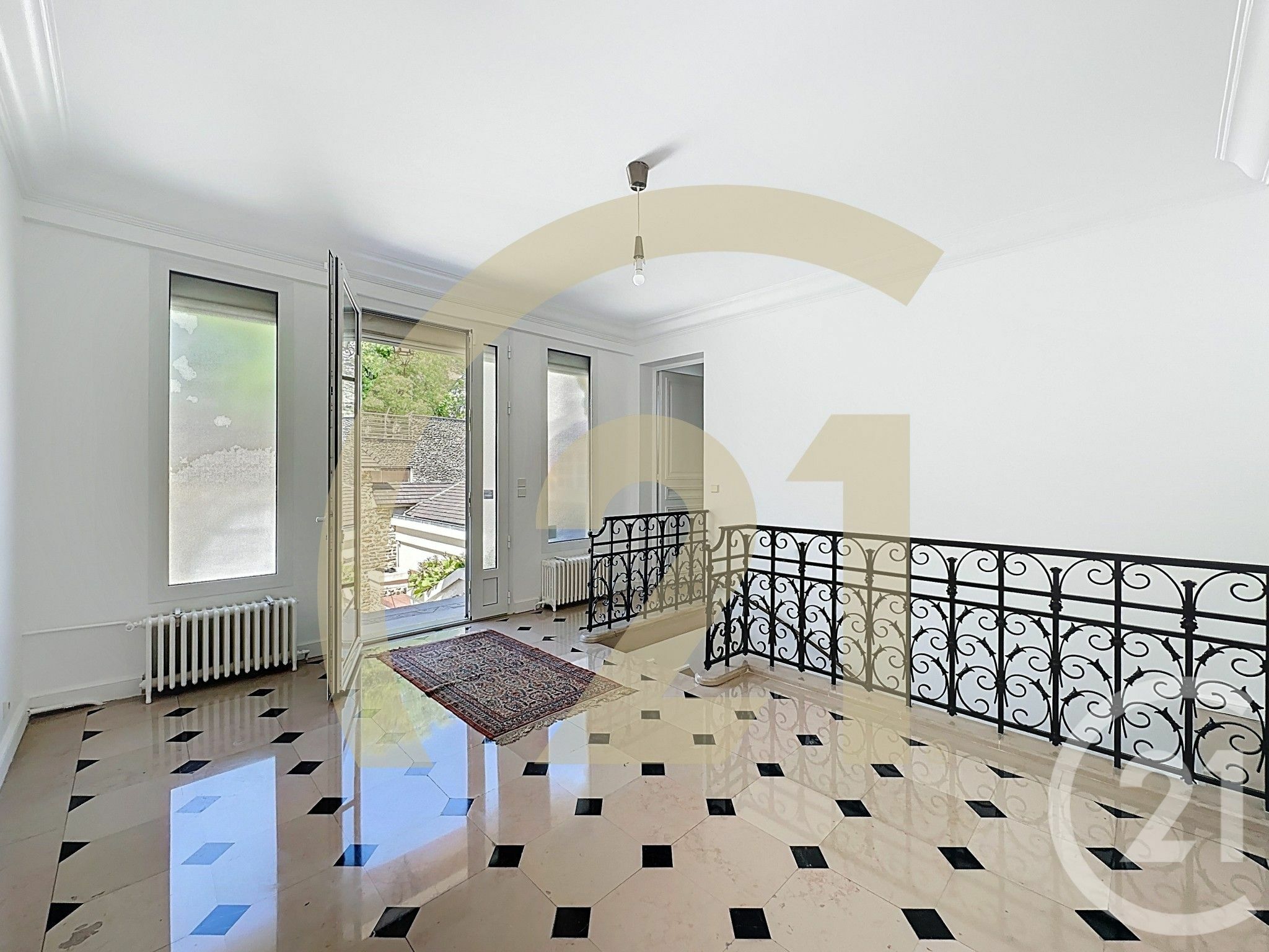 Sale of a 333 sqm house in SAINT CLOUD