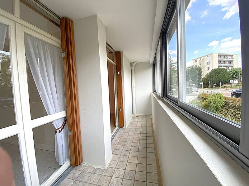 3-Room Apartment 77sqm with Loggia in Bois d'Arcy 78390