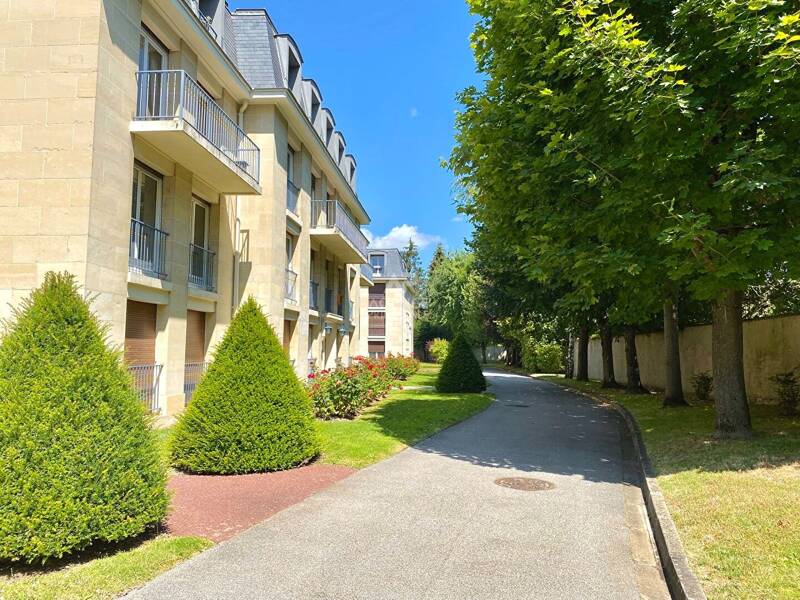 Renovated 121 sqm Apartment with Parking in Versailles Porchefontaine