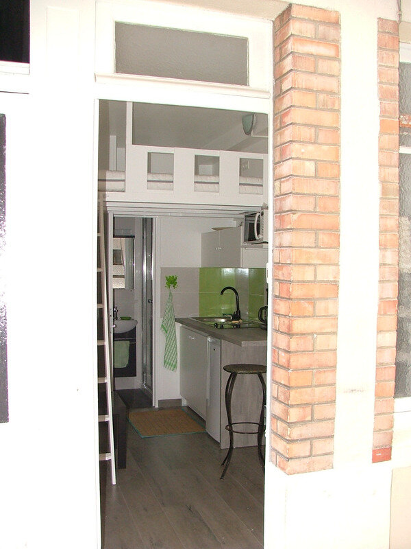 EXCLUSIVITE - PETIT STUDIO avec mezzanine au RdC sur cours - PARIS 6EME