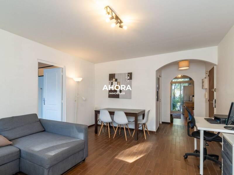 Rental apartment of 60sqm in MARSEILLE 8.