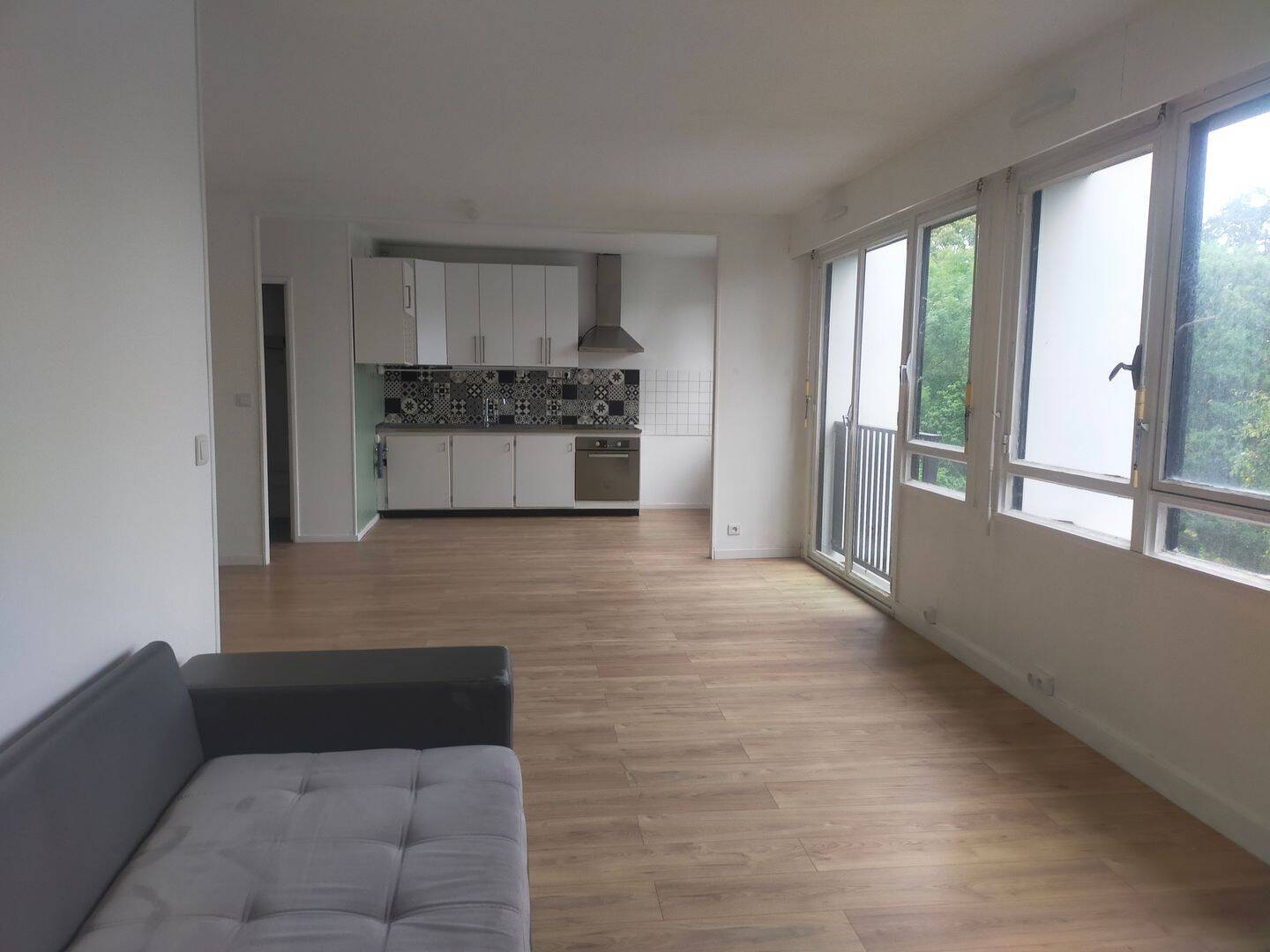 Beautiful, quiet, and sunny apartment in a beautiful tree-filled park.