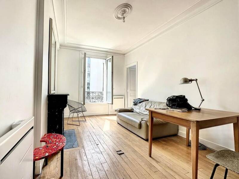 Furnished T2 42 sqm bright courtyard Paris 9 near St-Lazare