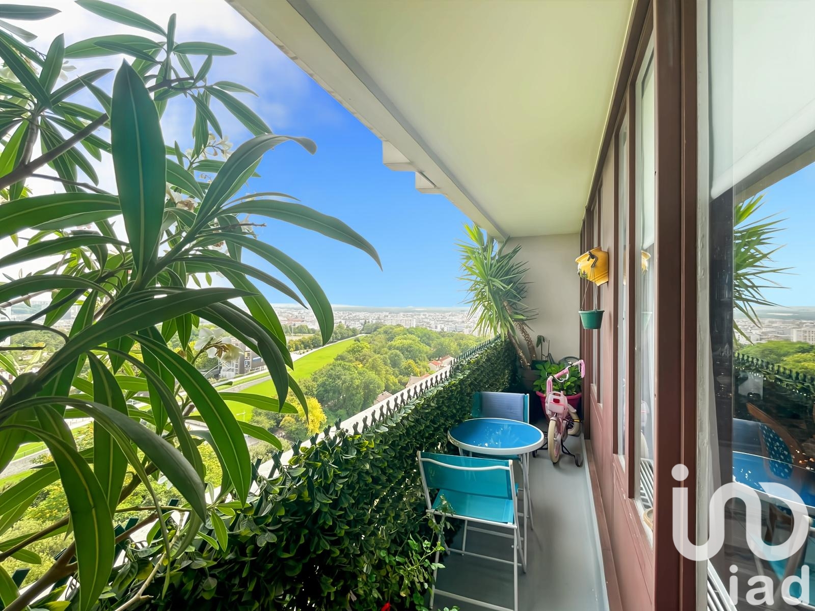 High-Floor 84 sqm 4-Room Apartment with Park View in Bagnolet 93170