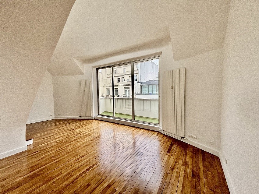 93 sqm apartment for rent in PARIS 8