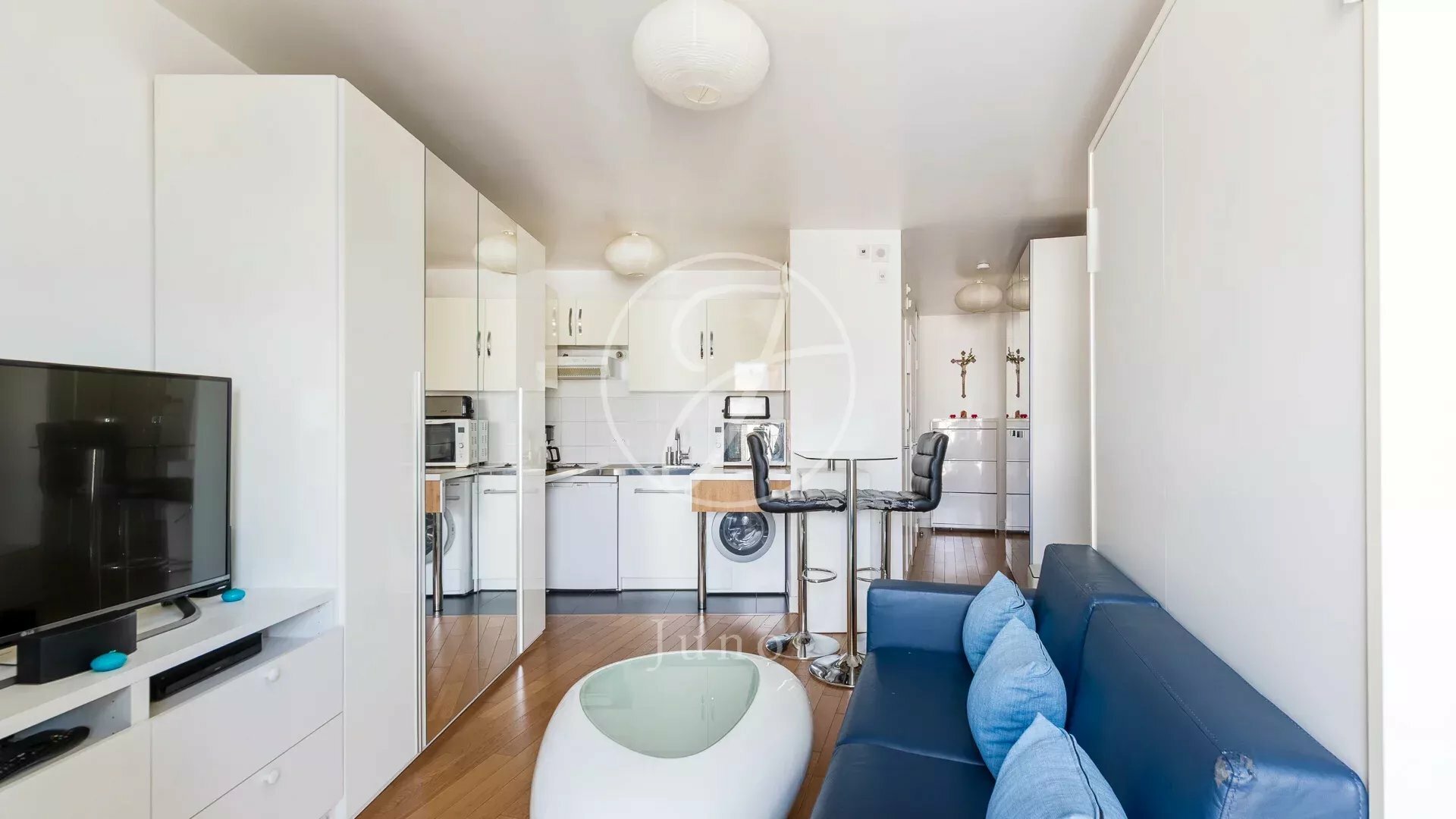 Paris 18th - GRANDES CARRIÈRES - Studio for sale - 28.26 sqm - Top floor.