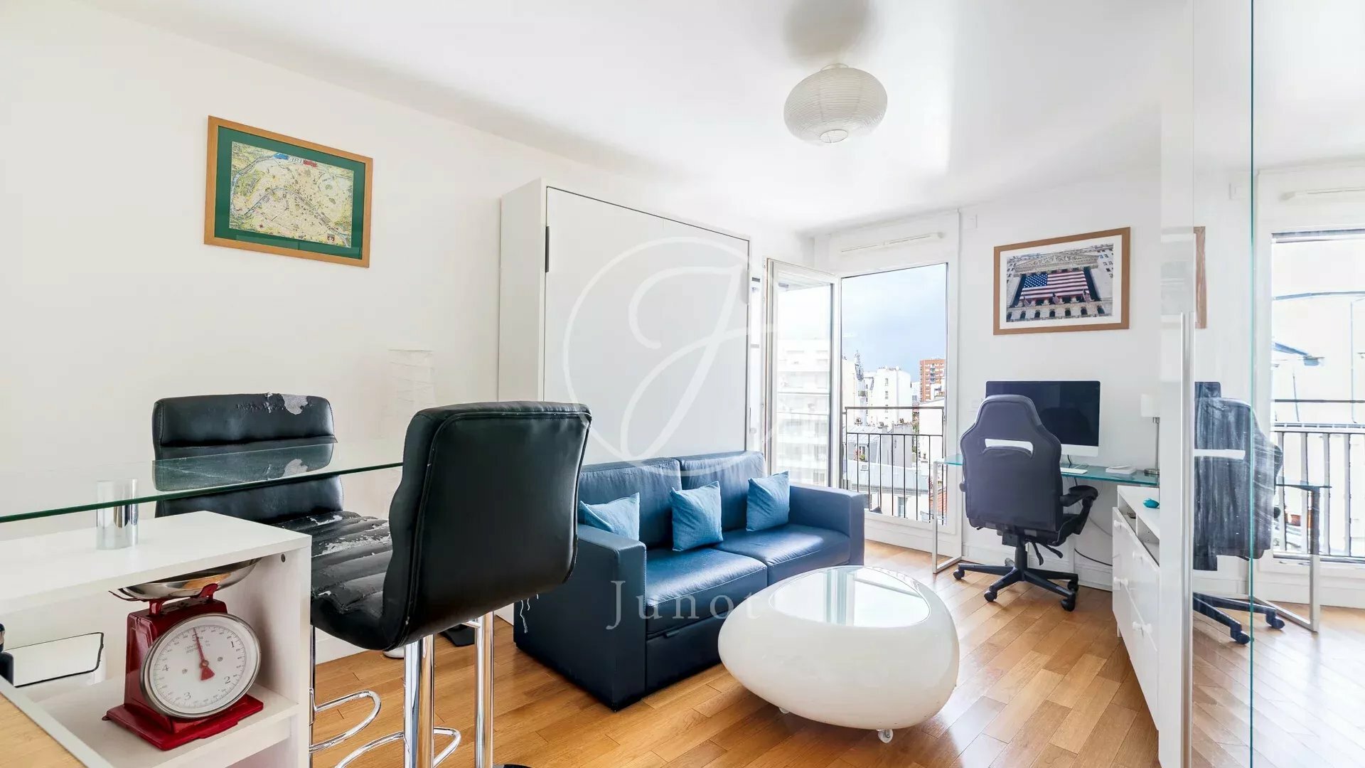 Paris 18th - GRANDES CARRIÈRES - Studio for sale - 28.26 sqm - Top floor.