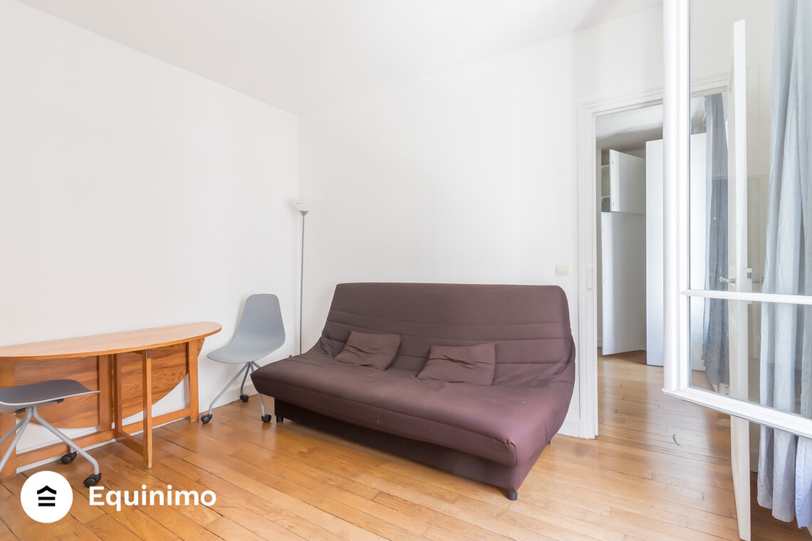 Two-room apartment of 32sqm in good condition located 400m from the metro.