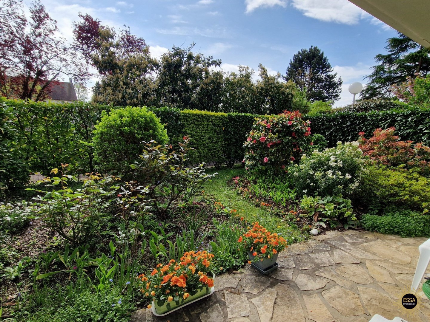 T2 452sqm with garden in Noisy le Roi, near shops and tramway
