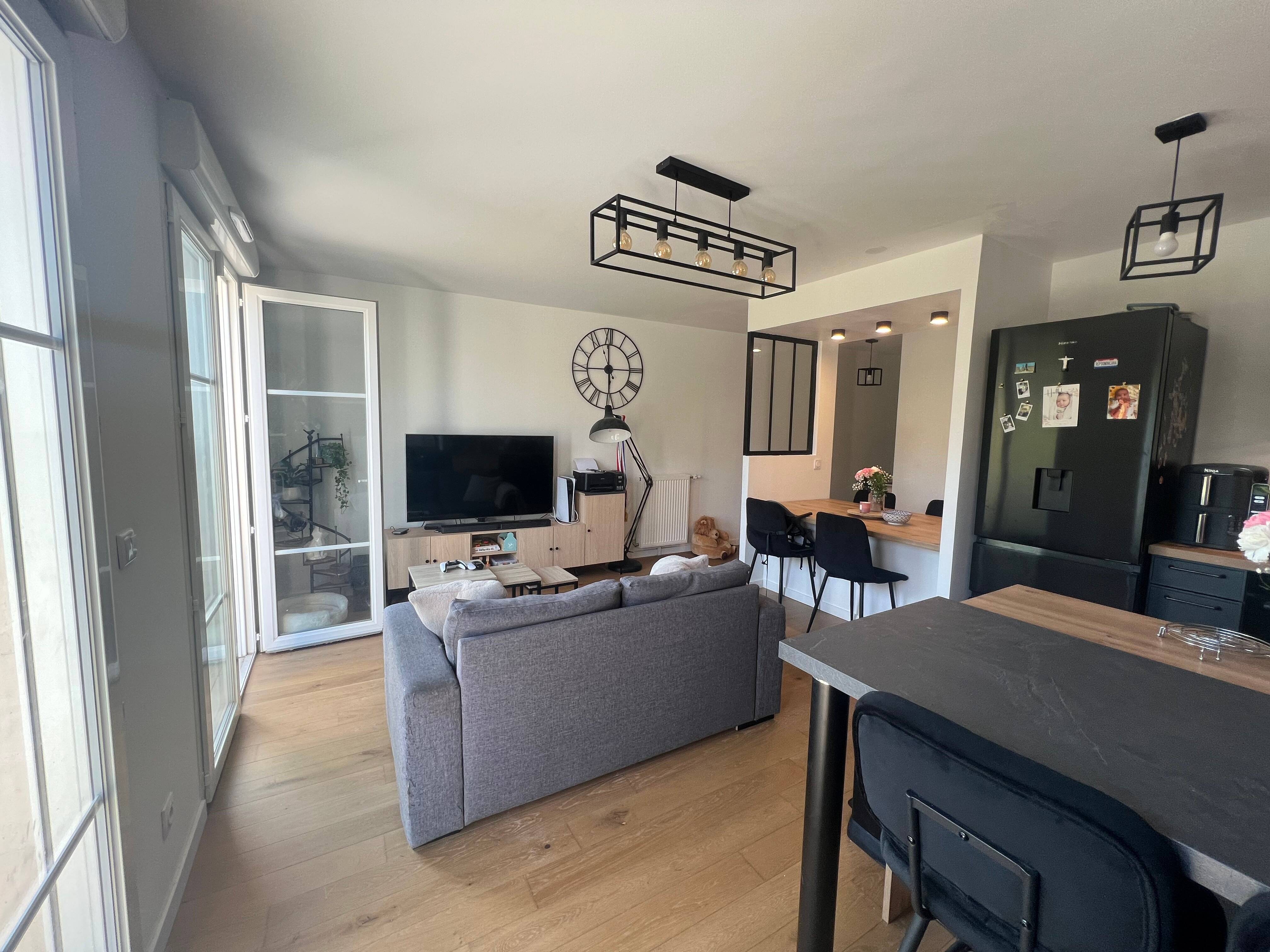 For Sale: T3 with 100 sqm Garden and Terraces – Close to RER E, Market, and Lake of Maison Blanche