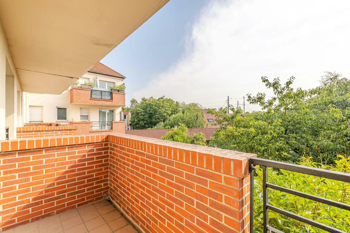 Three-room apartment of 71 sqm located in Neuilly-sur-Marne.