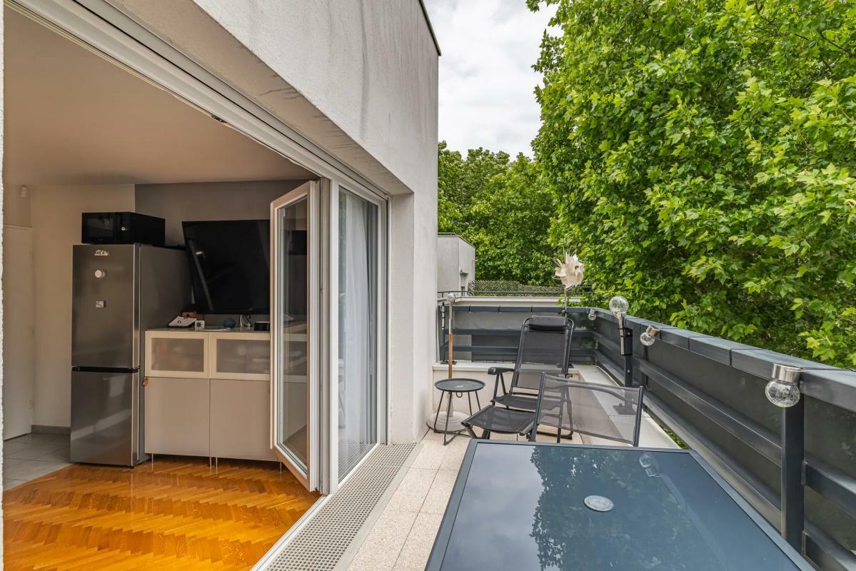 Large studio with balcony and parking for sale in Drancy