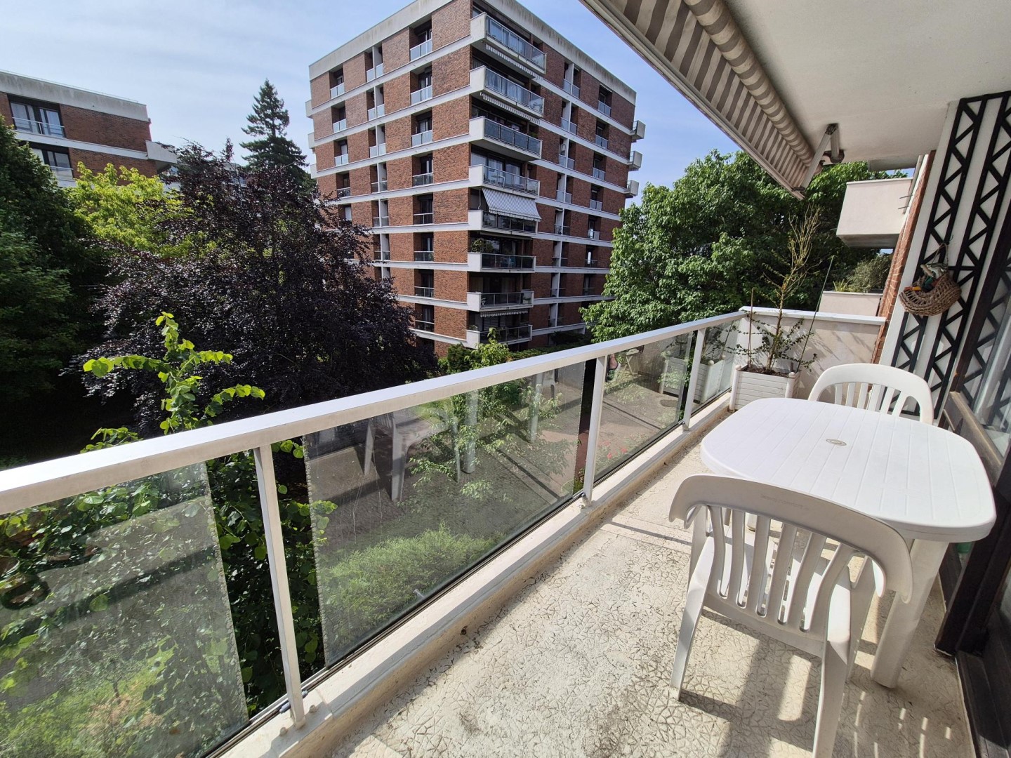 For sale: 73 sqm apartment in Jouy-en-Josas.