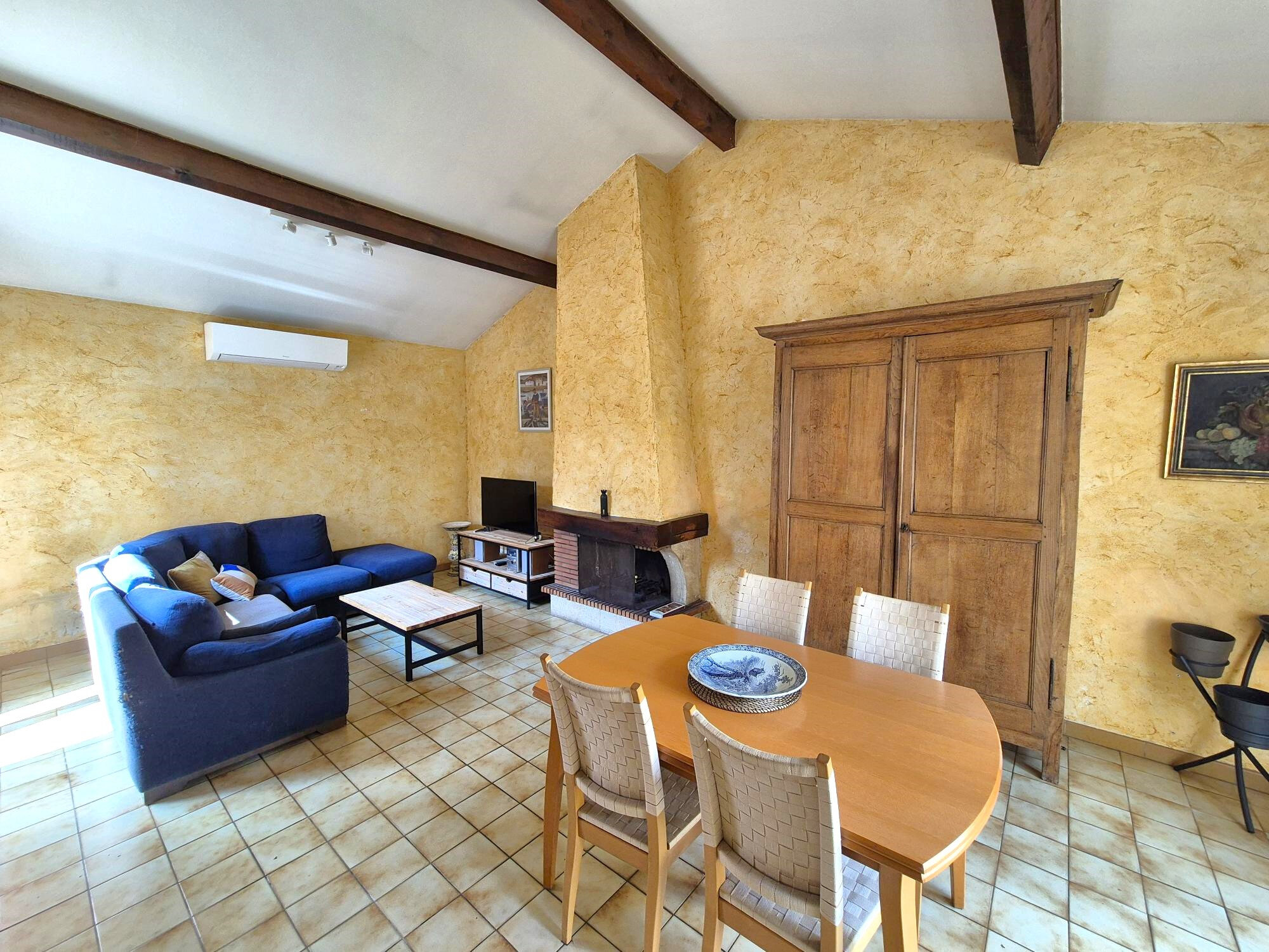 Single-storey house, 3 bedrooms, garden, garage, quiet area, worm.