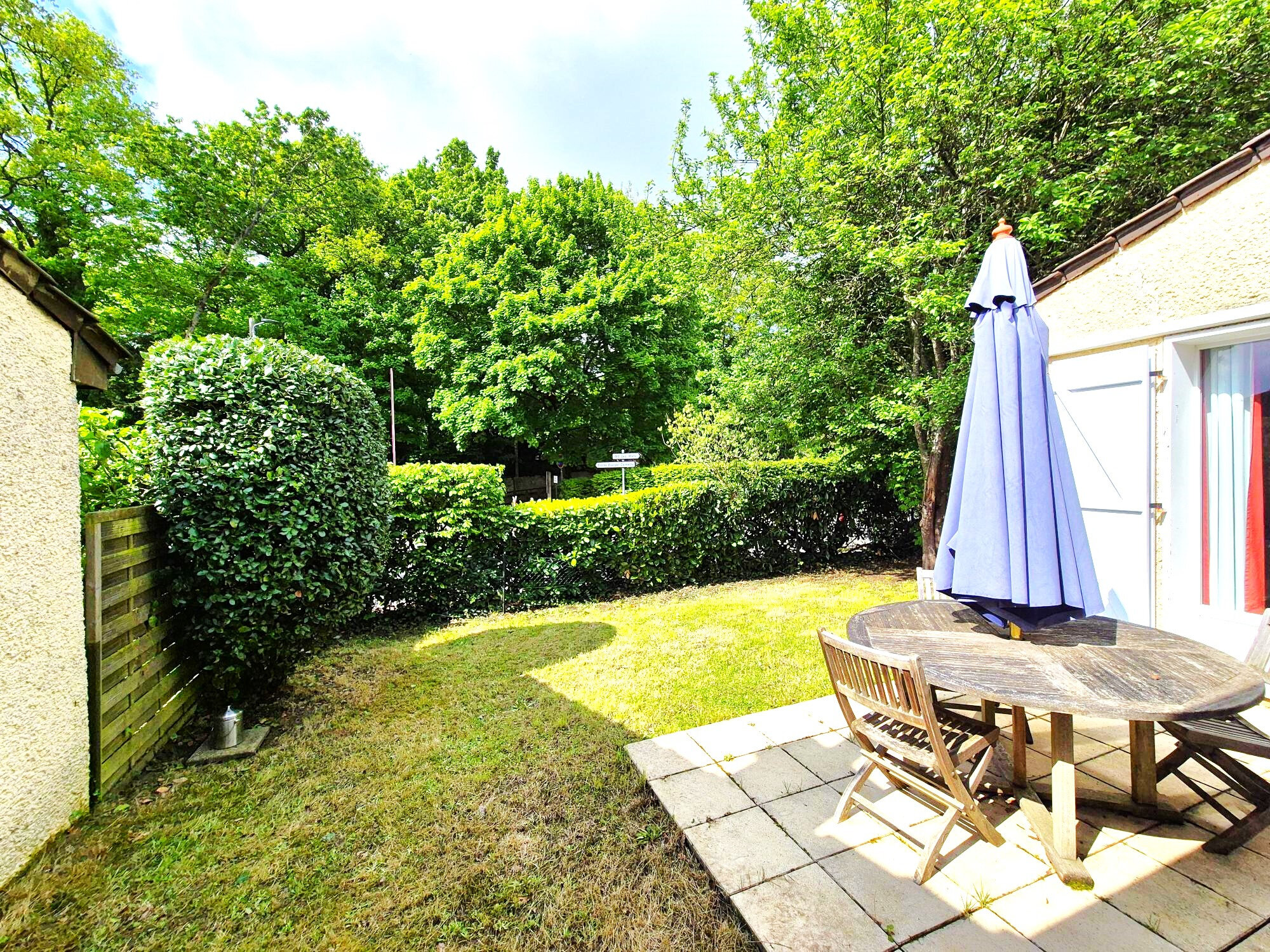 Single-storey house, 3 bedrooms, garden, garage, quiet area, worm.