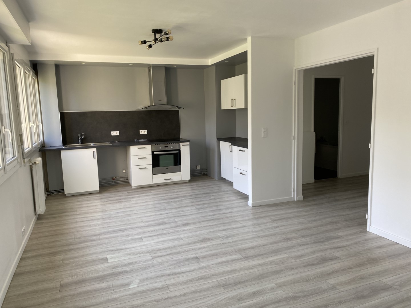 3-Room Apartment 70sqm with Loggia in Saint Germain en Laye