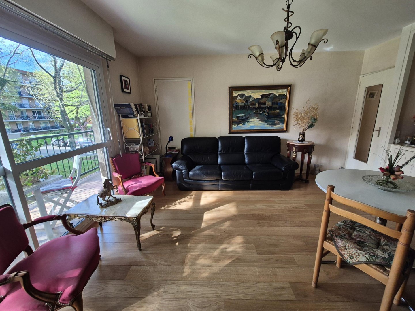 For sale, apartment of 64 sqm in Vélizy-Villacoublay.