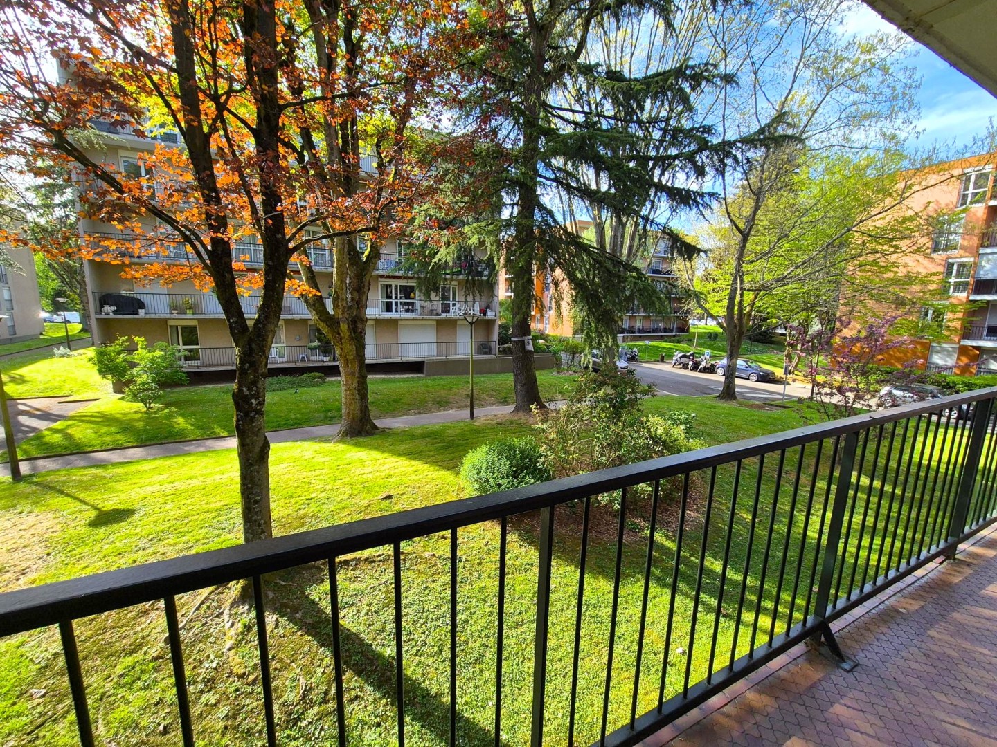 For sale, apartment of 64 sqm in Vélizy-Villacoublay.