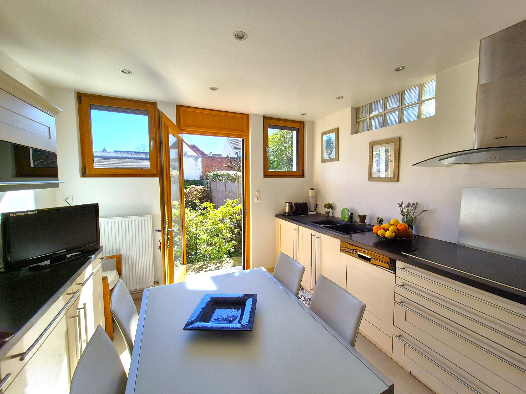 Vélizy - Le Clos! 3-bedroom house, living room with fireplace, large yard