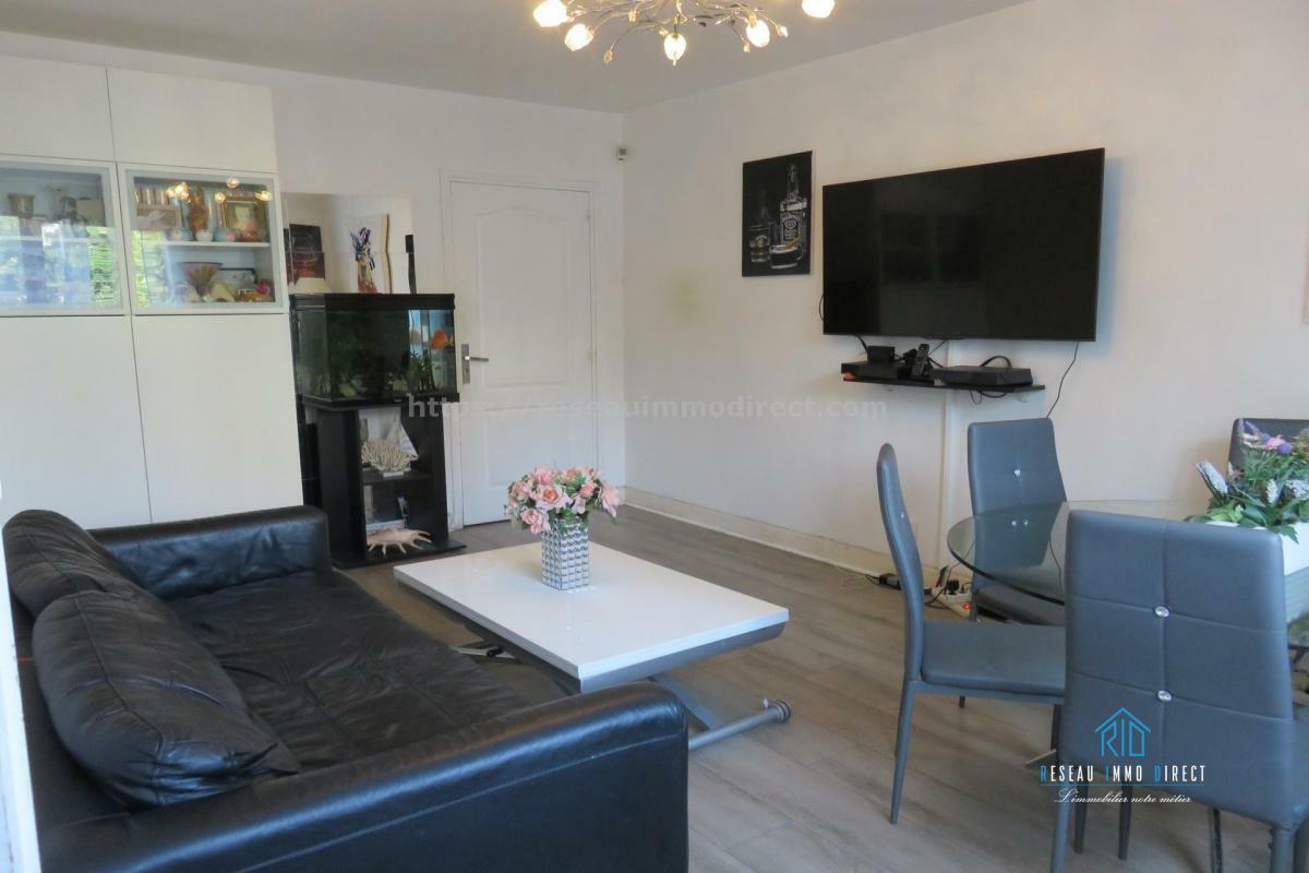 Apartment, 4 rooms, close to shops, schools, and transport