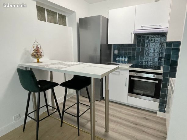 Spacious fully renovated studio at the foot of the Félix Faure metro station.