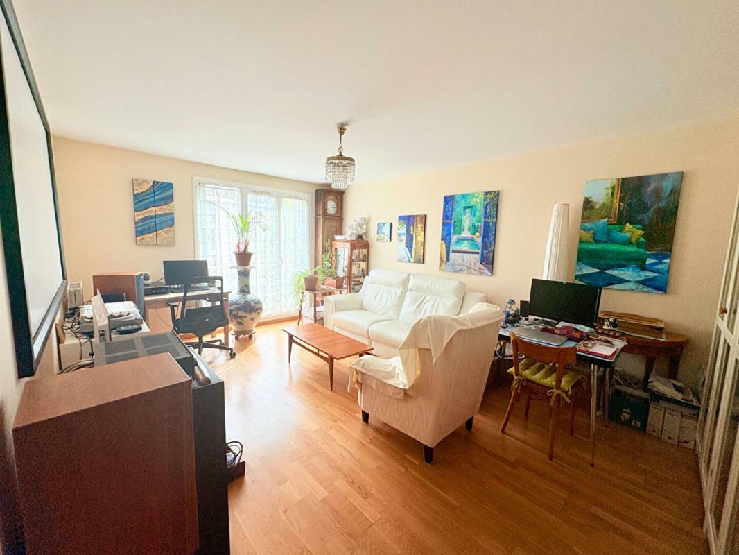 Clamart apartment, 3 rooms, 62 sqm, plus parking space and cellar.