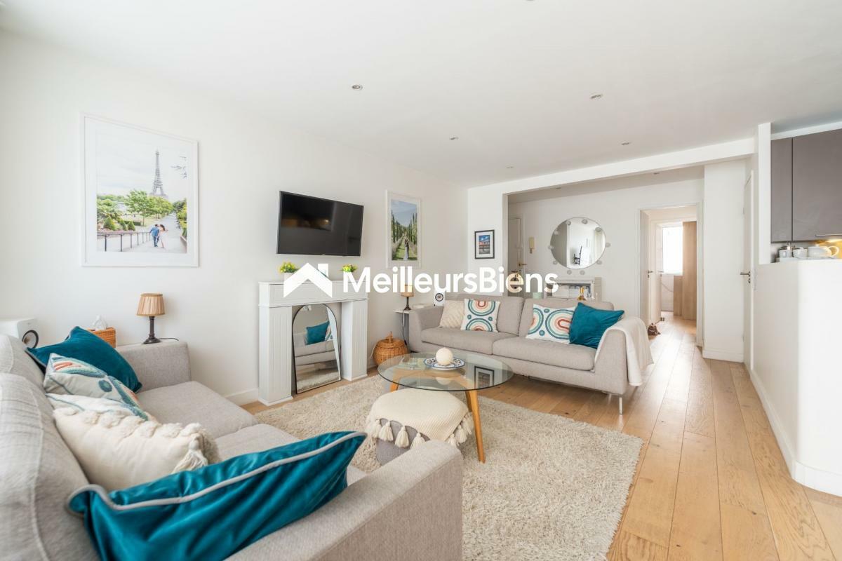 Bright and impeccable T3 apartment in a renovated and quiet condominium, close to all shops and transportation.