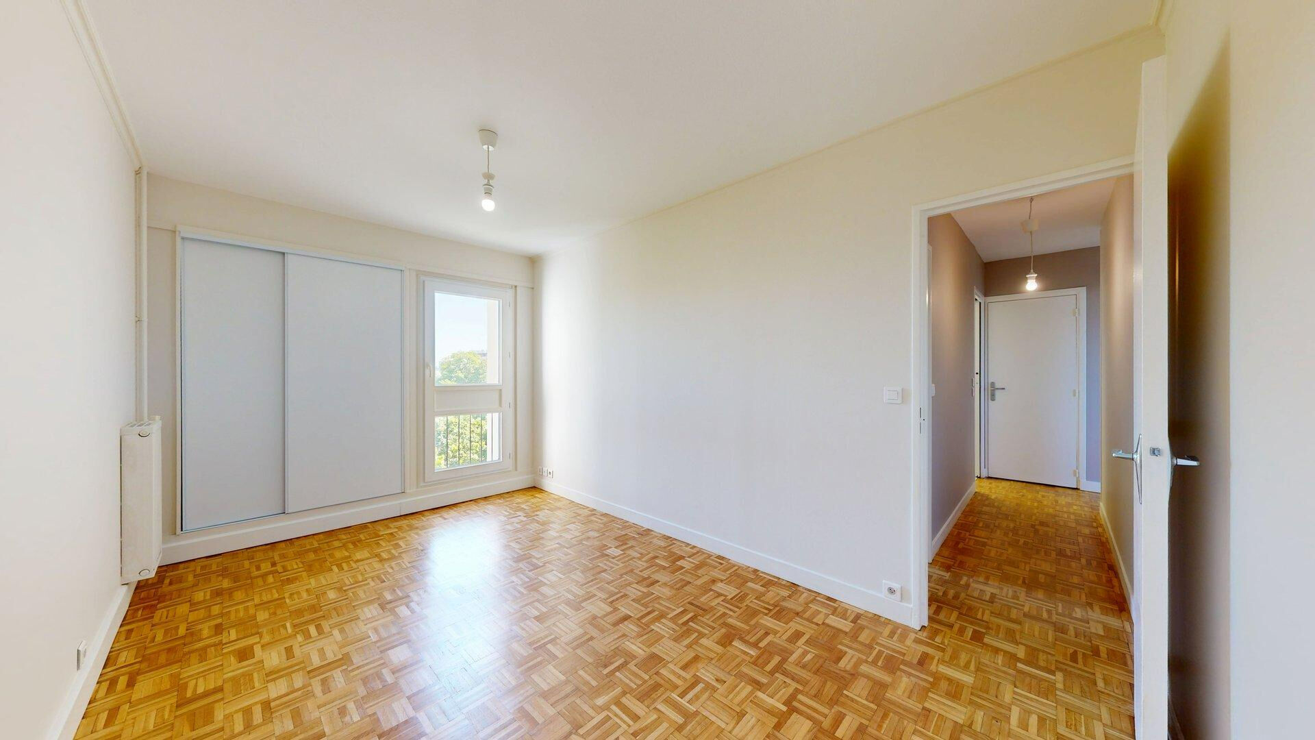 For sale: 70 sqm apartment in Nanterre