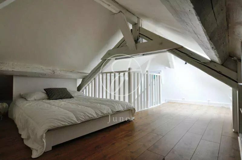 Paris 18e - RUE DURANTIN / ABBESSES - Duplex à louer - 2 pièces meublé - 26,57m2 Carrez - 40,26m2 au sol - 1 chambre.