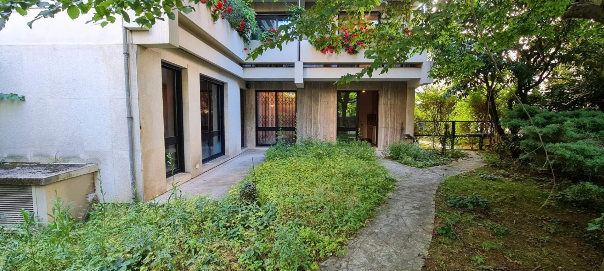 appartement T5, jardin privatif, 2 places de stationnement et un