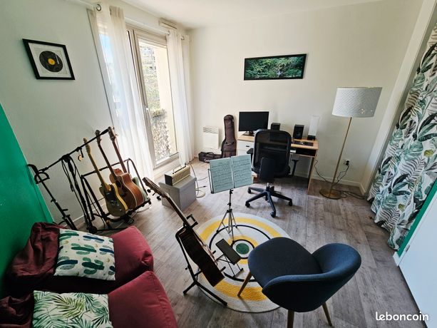 Bright 3-room apartment in Puteaux, République district, 75 sqm, no overlooking neighbors.