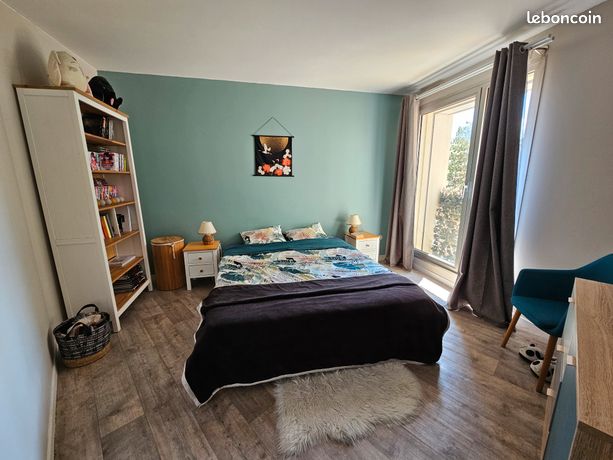 Bright 3-room apartment in Puteaux, République district, 75 sqm, no overlooking neighbors.