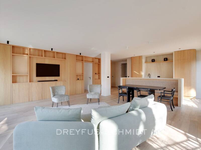 Apartment for rent of 135sqm in PARIS 8