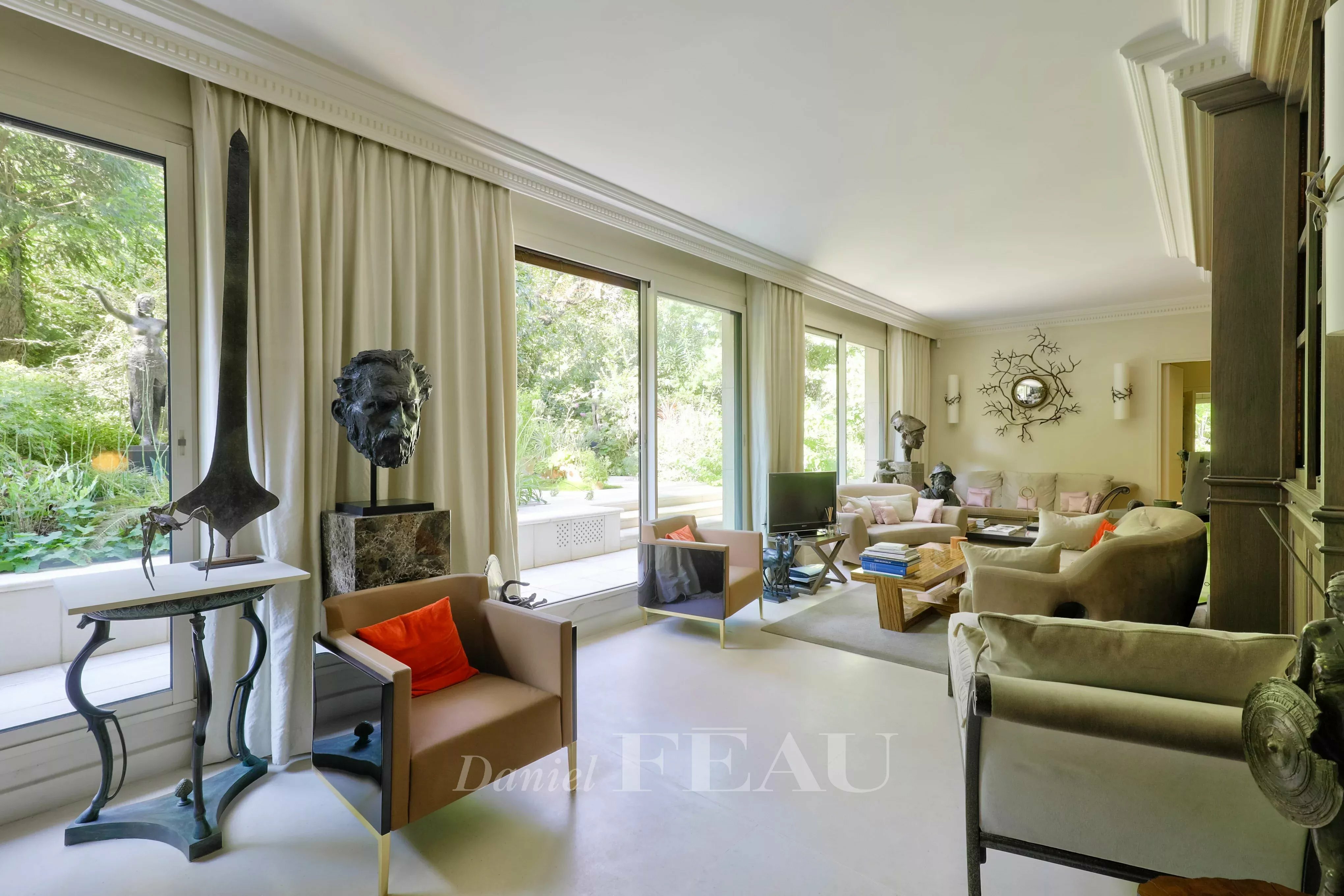 Neuilly - Château - Rez de jardin d'exception trois chambres