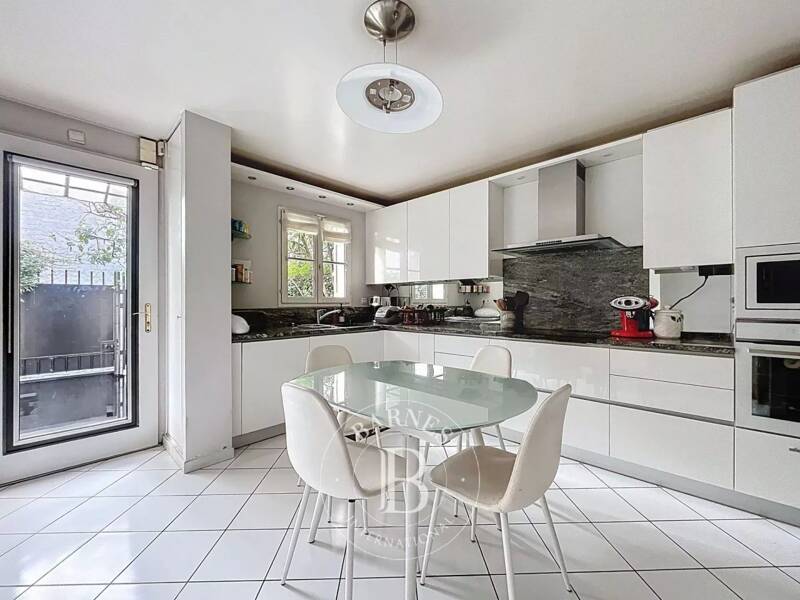 Rental apartment of 186sqm in PARIS 16