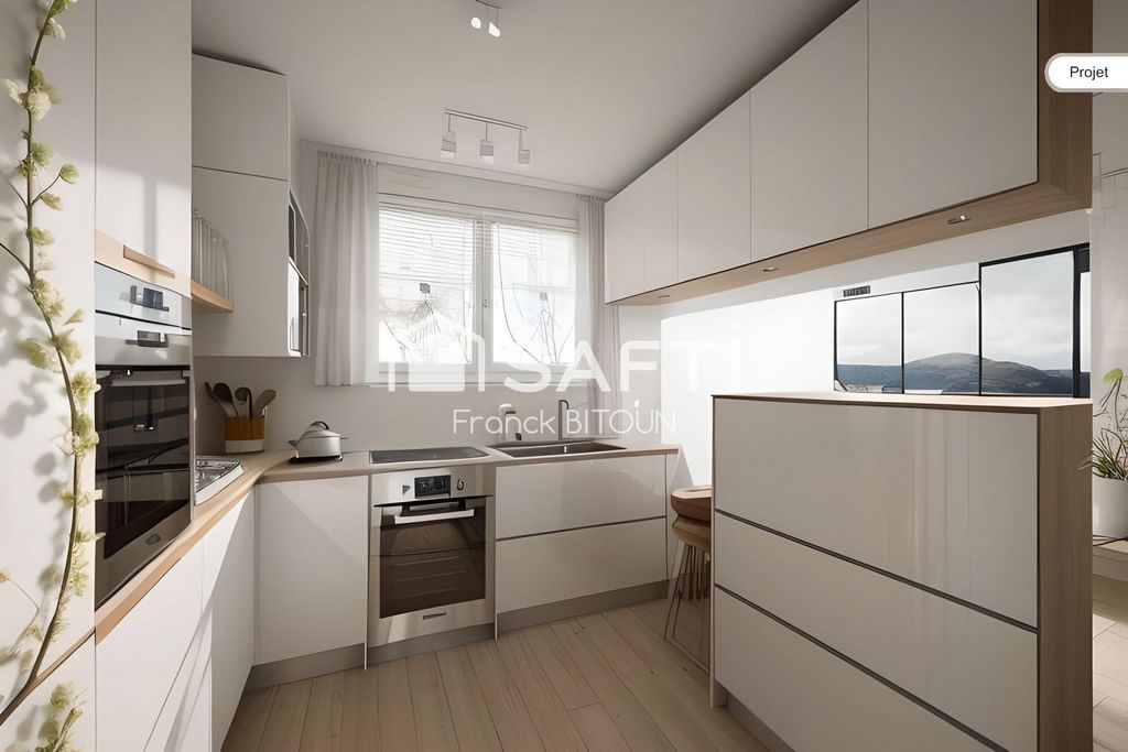 بيكون - جسر ليفالوا. شقة تتكون من 4 غرف مشرقة مع شرفات. تحتاج إلى تجديد.