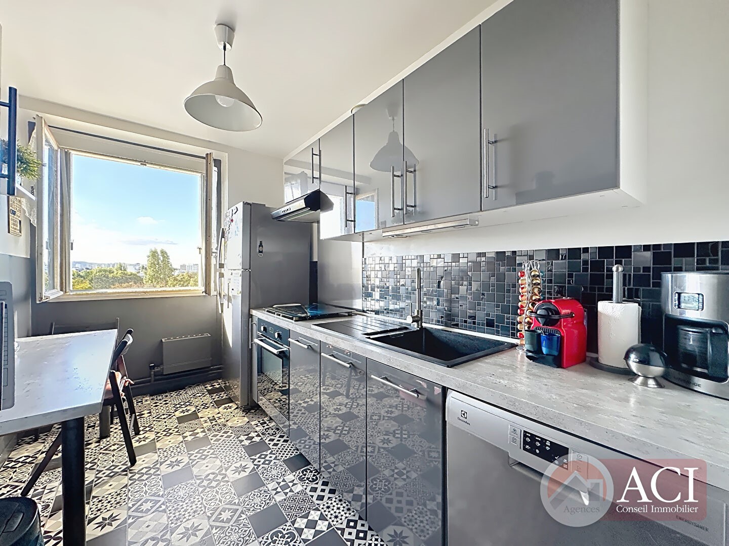 بيع شقة بمساحة 82م² في إيبيناي سور سين