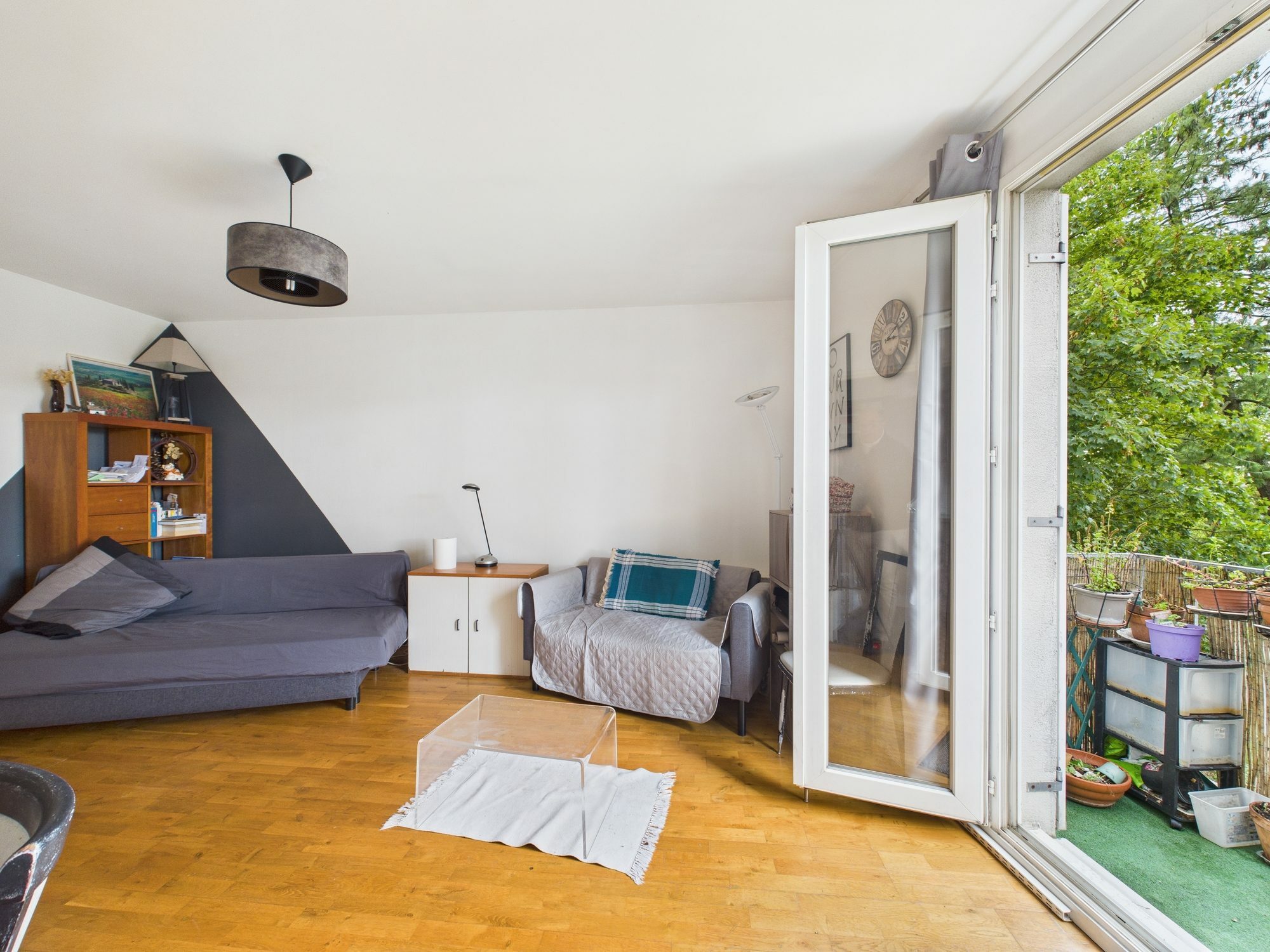 Monolocale luminoso con balcone, bagno e parcheggio a Rosny.