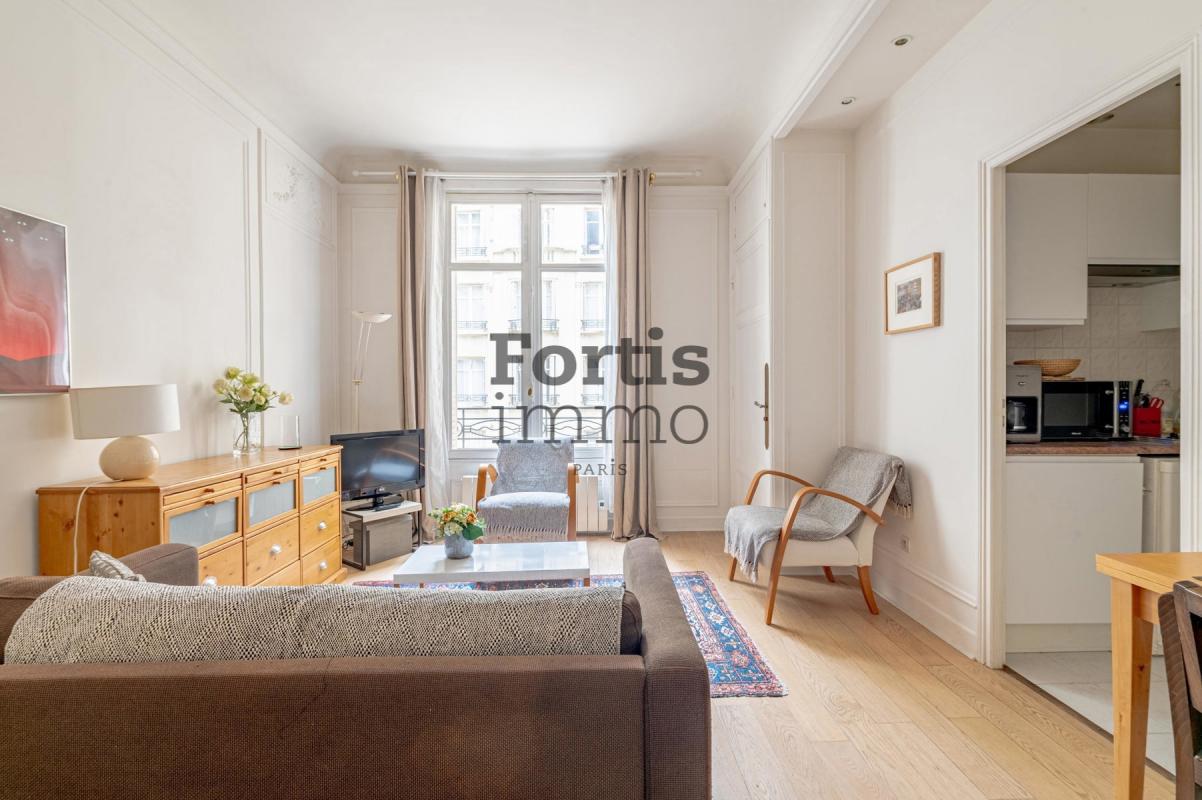 PARIS 9 EME - 2 PIECES - Superbe copro avec Ascenseur