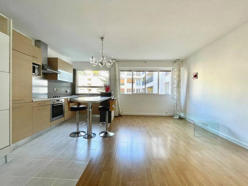 Affitto appartamento di 50 mq a PARIGI 17