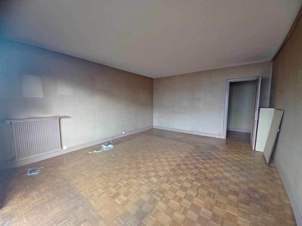 For sale, a 40 sqm apartment in IVRY SUR SEINE.