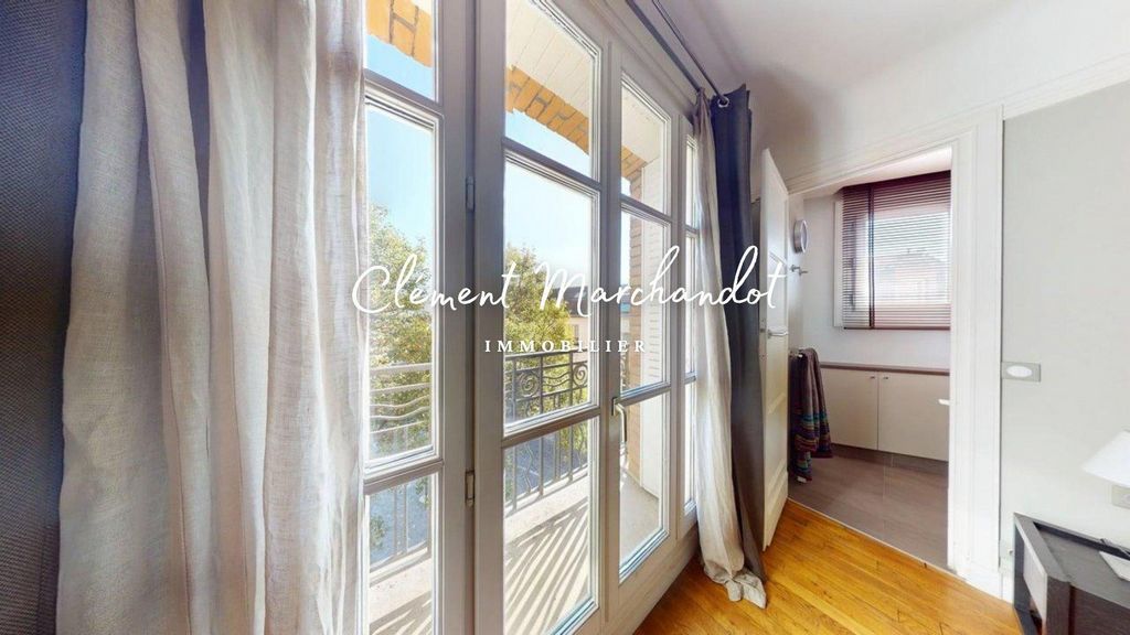 Appartamento luminoso ristrutturato del 1930 di fronte alla chiesa