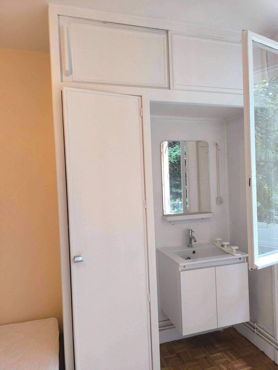 Chambre meublée avec Lavabo individuel - en colocation dans un appart de 5 pcs