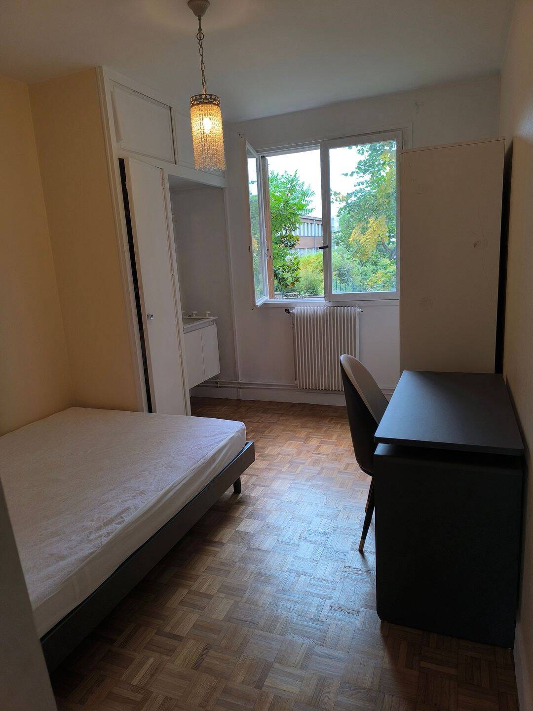 Chambre meublée avec Lavabo individuel - en colocation dans un appart de 5 pcs