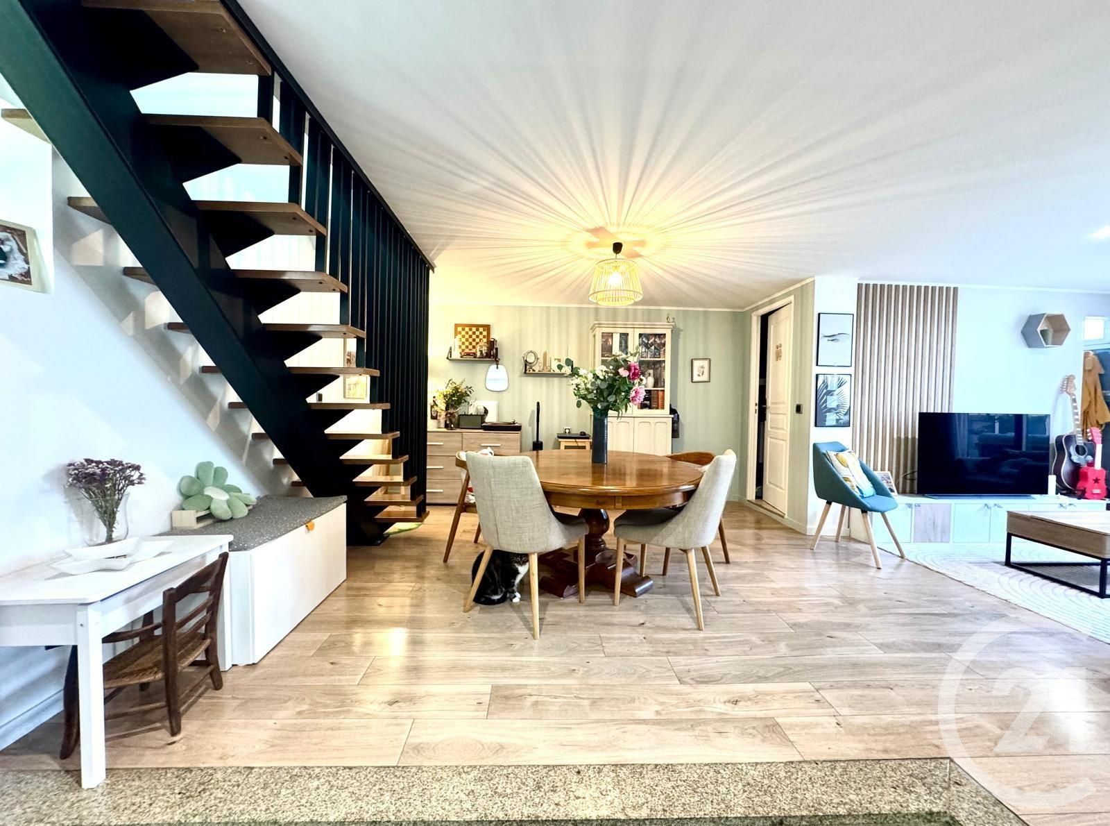 For sale, house of 102sqm in SARTROUVILLE.