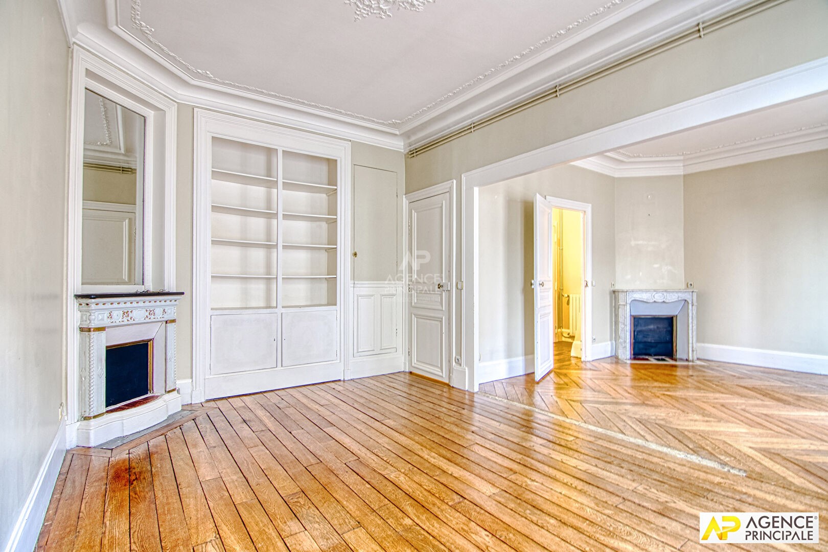 For sale, 80 sqm apartment in Versailles.
